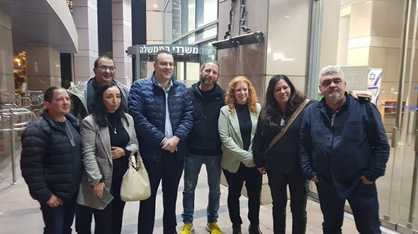 פגישה עם שר התרבות מיקי לוי. מימין לשמאל: רמי בז׳ה, מירי צ׳לנוב, קסם רוזנבלט, אלון מור, השר מיקי זהר, עופר שטרית, לינדה אביטן ואיילת שוורץ. צילום: פורום העצמאים